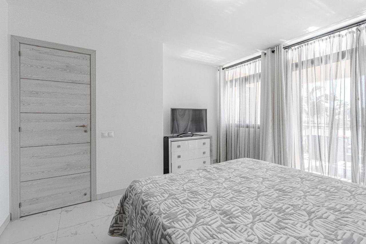 Amazing 3 Bedroom Apartment On The First Line Of The Best Las Americas Beach, Air Conditioner And Terrace Ocean View Playa de las Americas  Esterno foto