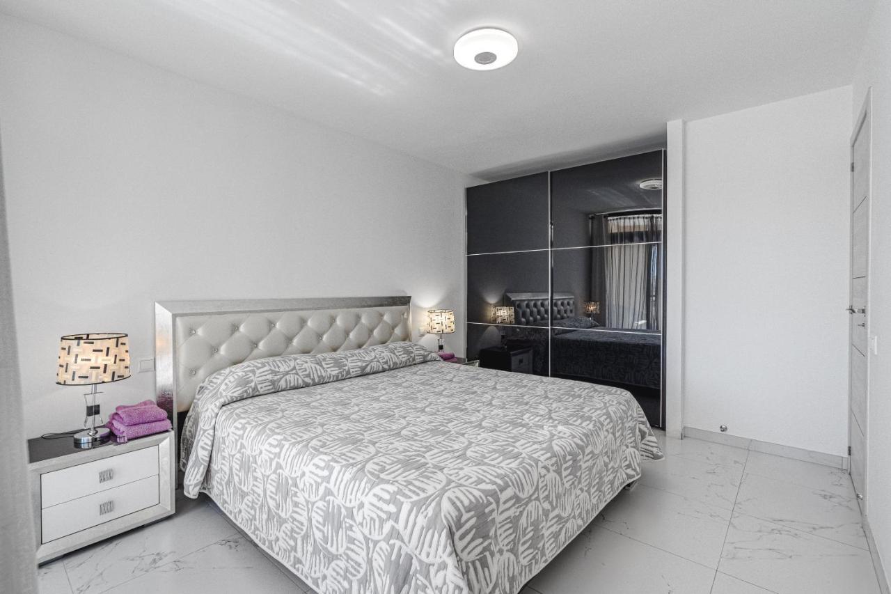 Amazing 3 Bedroom Apartment On The First Line Of The Best Las Americas Beach, Air Conditioner And Terrace Ocean View Playa de las Americas  Esterno foto