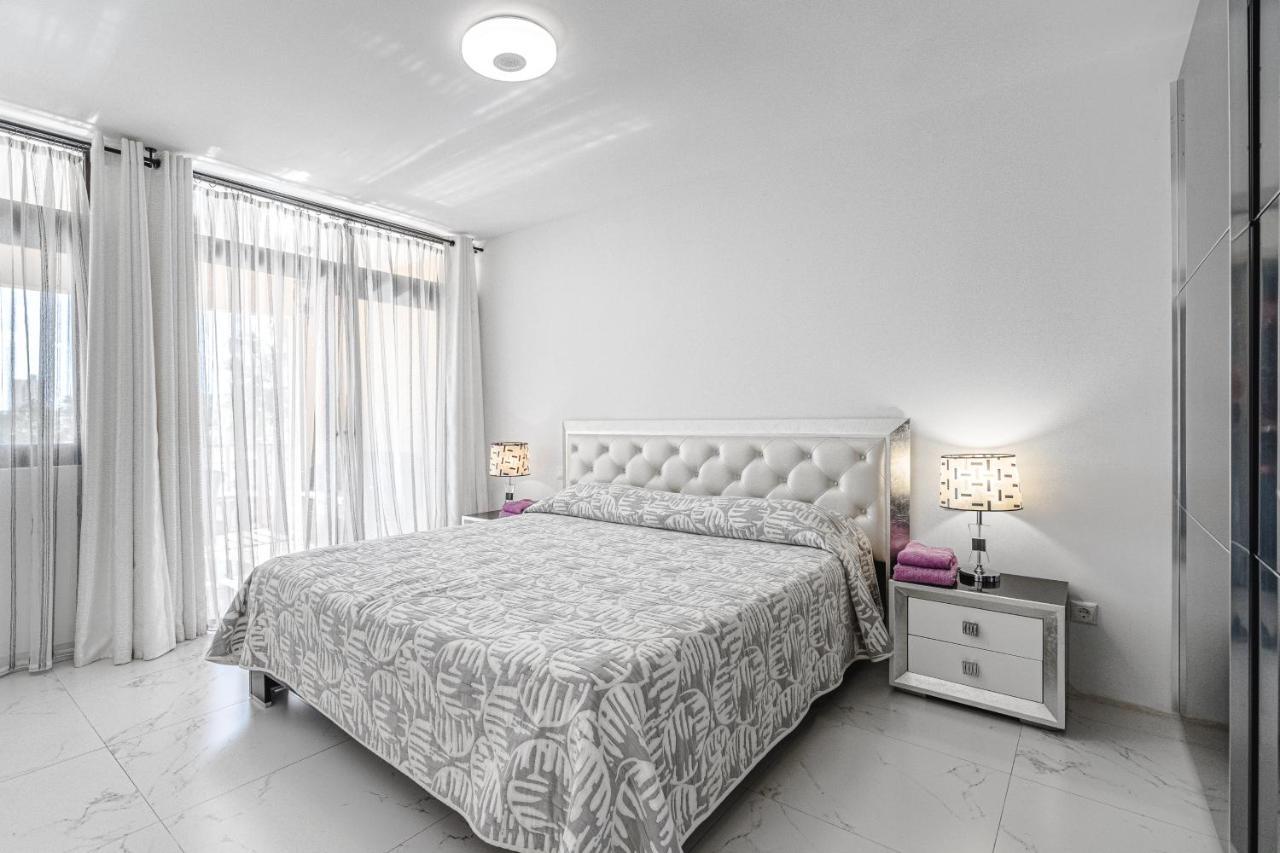 Amazing 3 Bedroom Apartment On The First Line Of The Best Las Americas Beach, Air Conditioner And Terrace Ocean View Playa de las Americas  Esterno foto