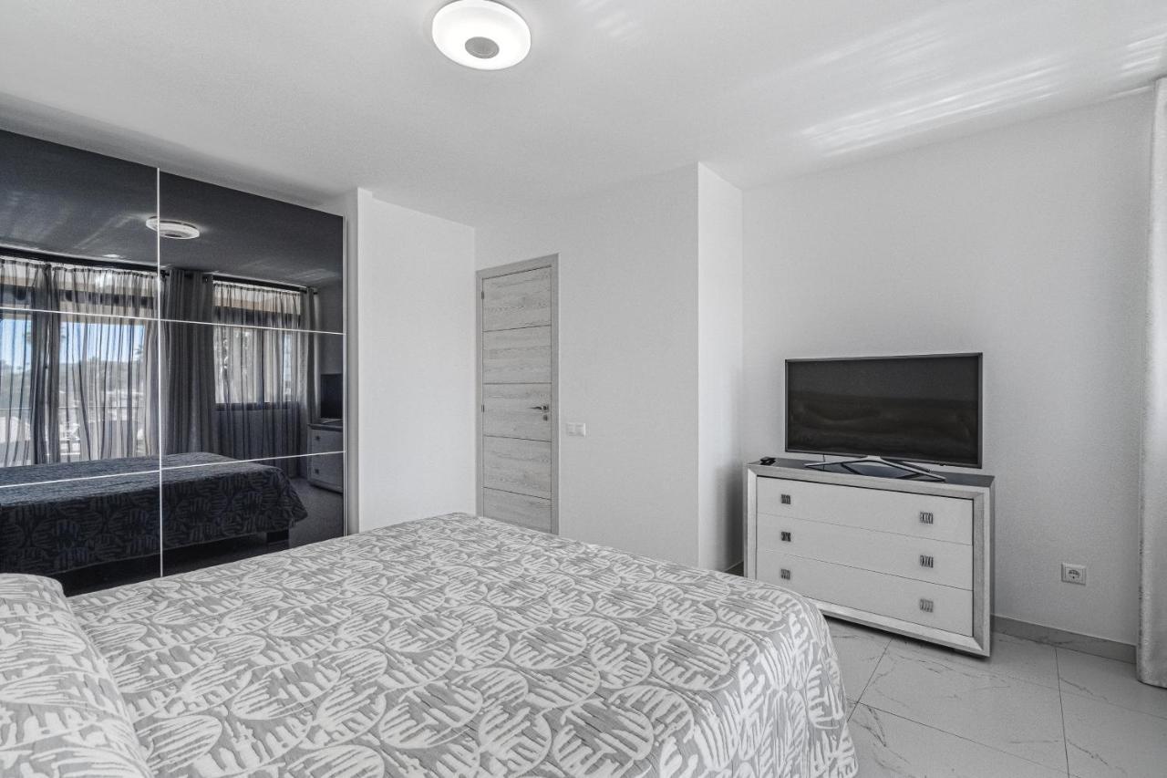 Amazing 3 Bedroom Apartment On The First Line Of The Best Las Americas Beach, Air Conditioner And Terrace Ocean View Playa de las Americas  Esterno foto
