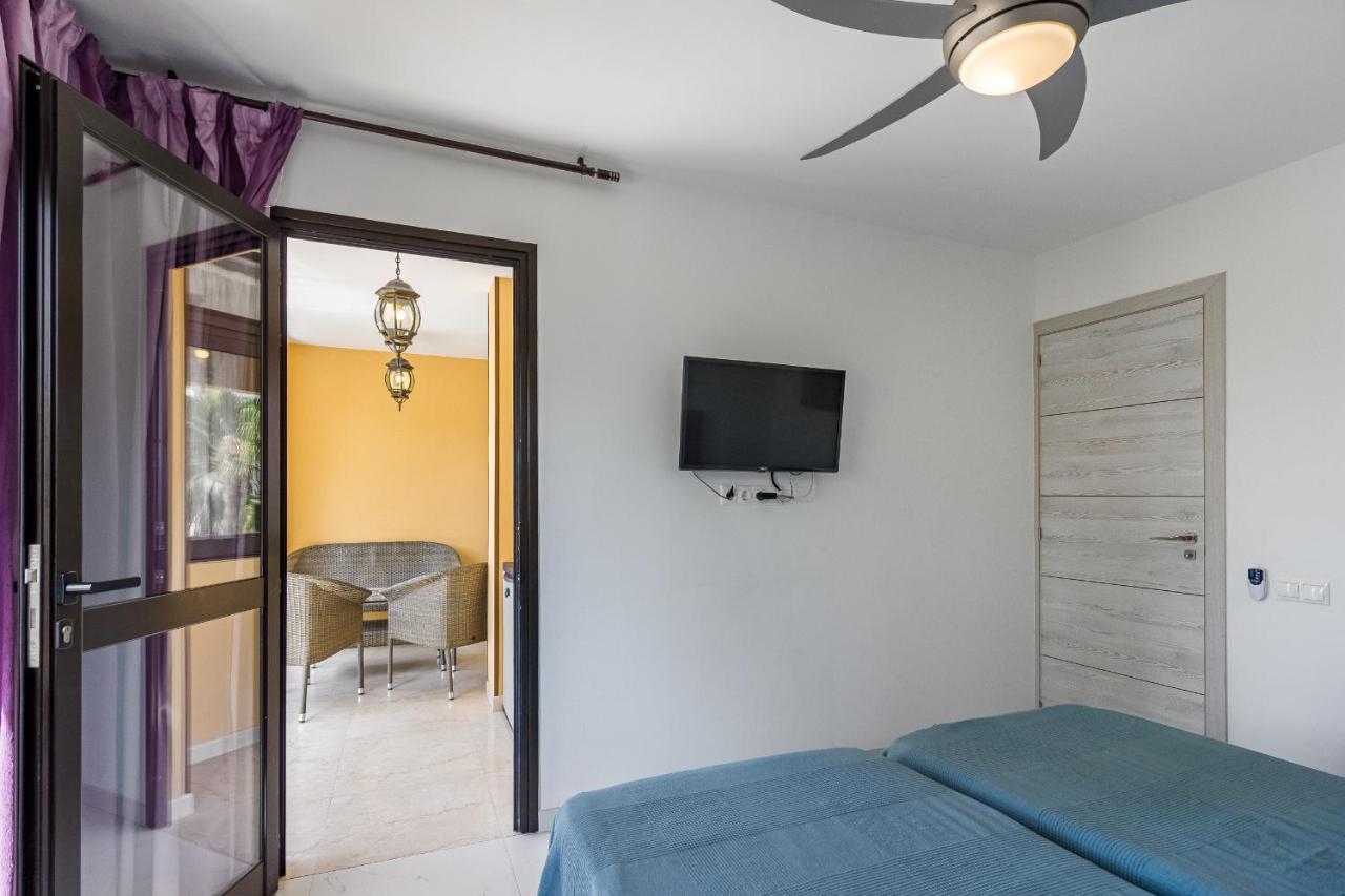 Amazing 3 Bedroom Apartment On The First Line Of The Best Las Americas Beach, Air Conditioner And Terrace Ocean View Playa de las Americas  Esterno foto
